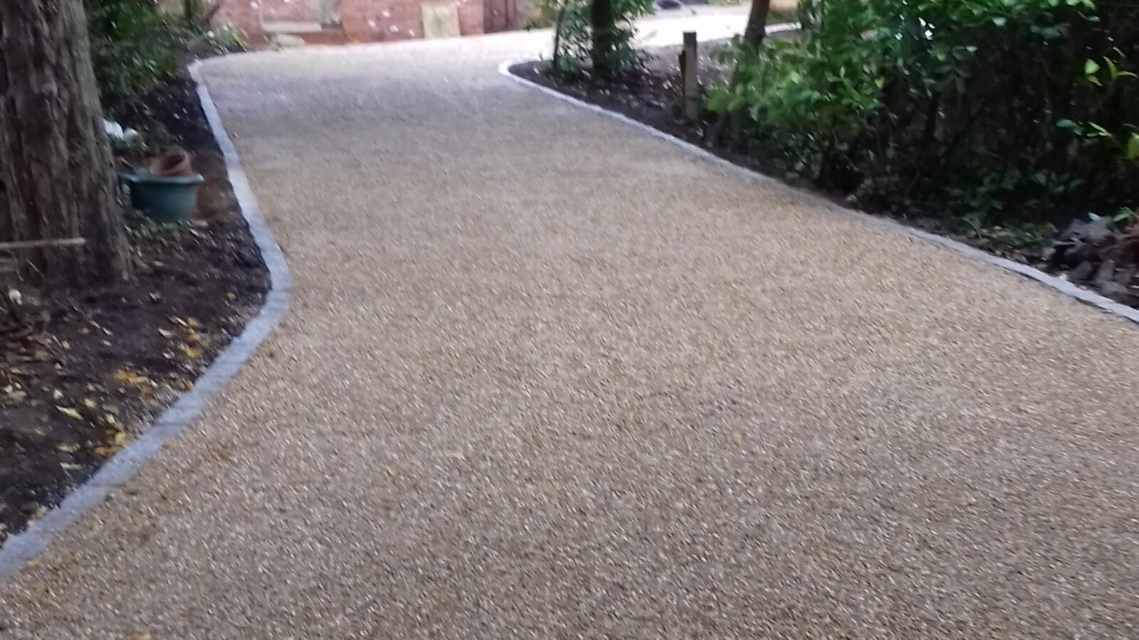 Tar and chip driveway with country lane finish